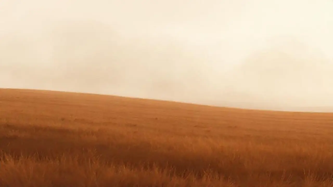 Nubes grises sobre tierra degradada