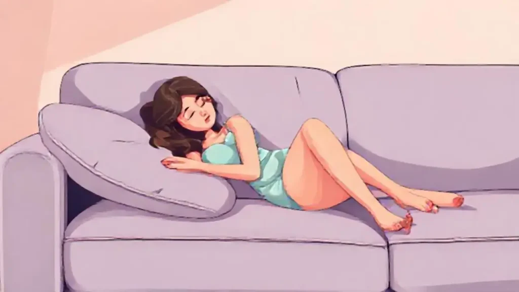 Mujer descansa en un sofá suave