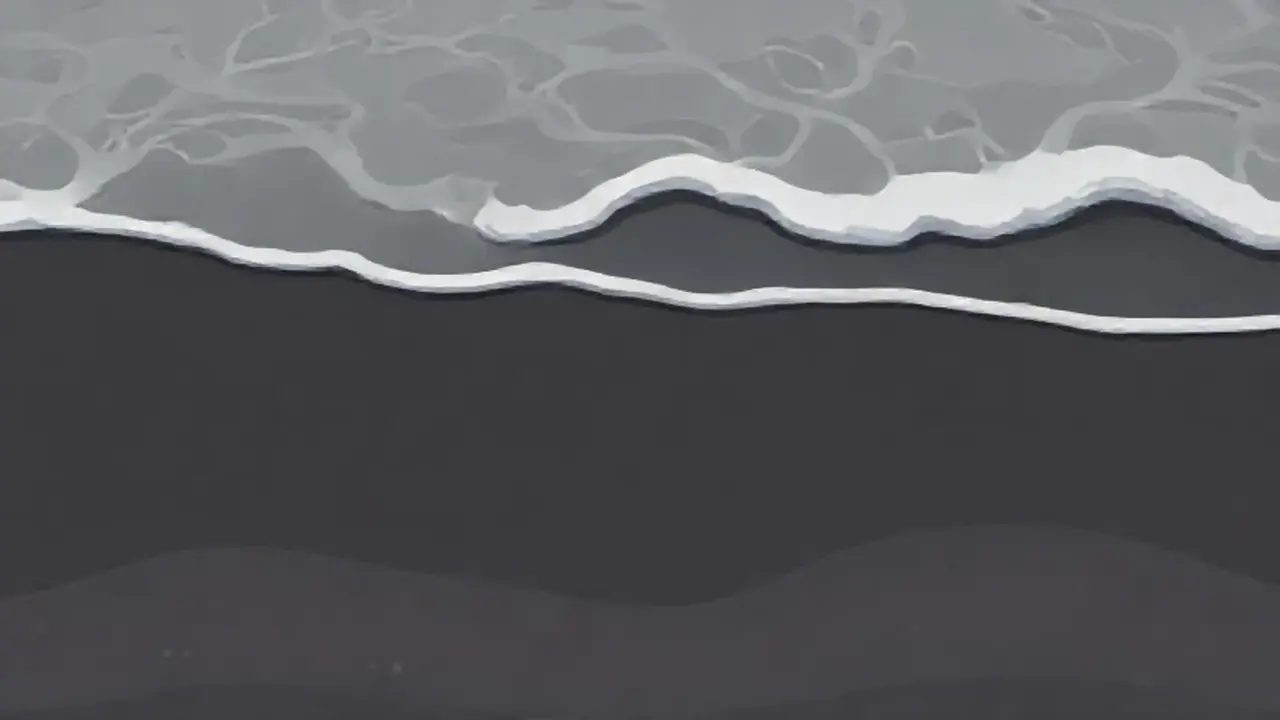 Olas grises sobre arena oscura