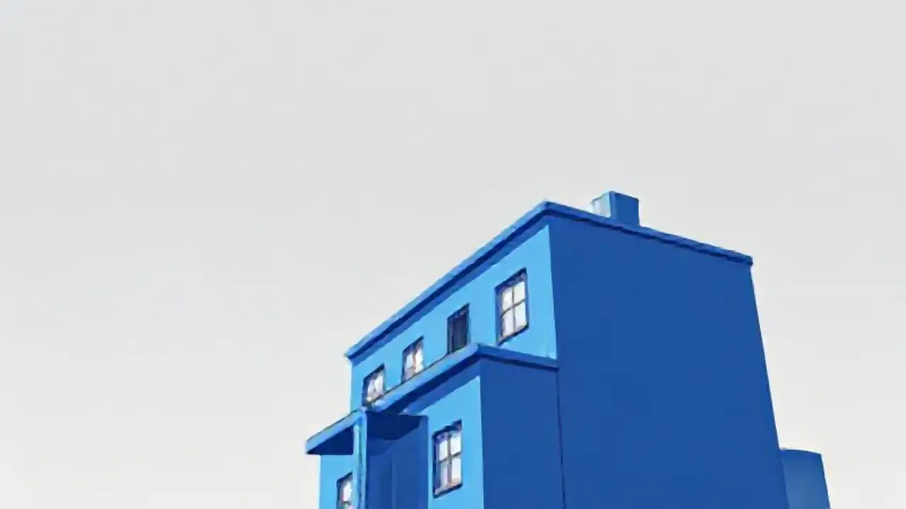 Edificio azul bajo un cielo gris
