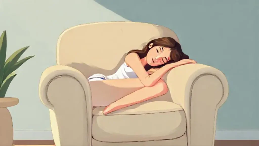 Mujer descansando en un sillón suave