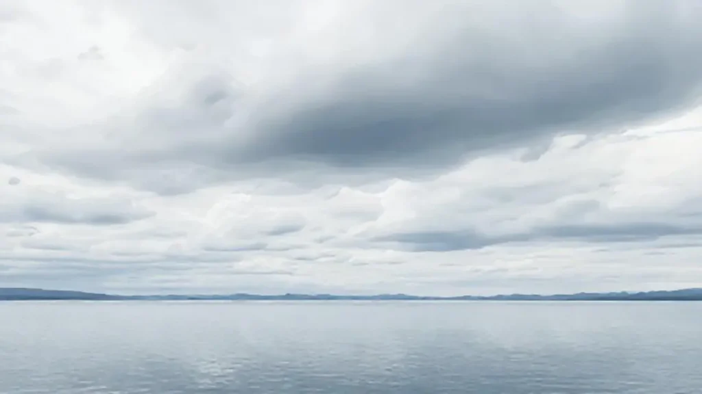 Cielo nublado sobre el lago