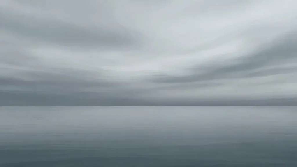 Cielo gris sobre agua tranquila