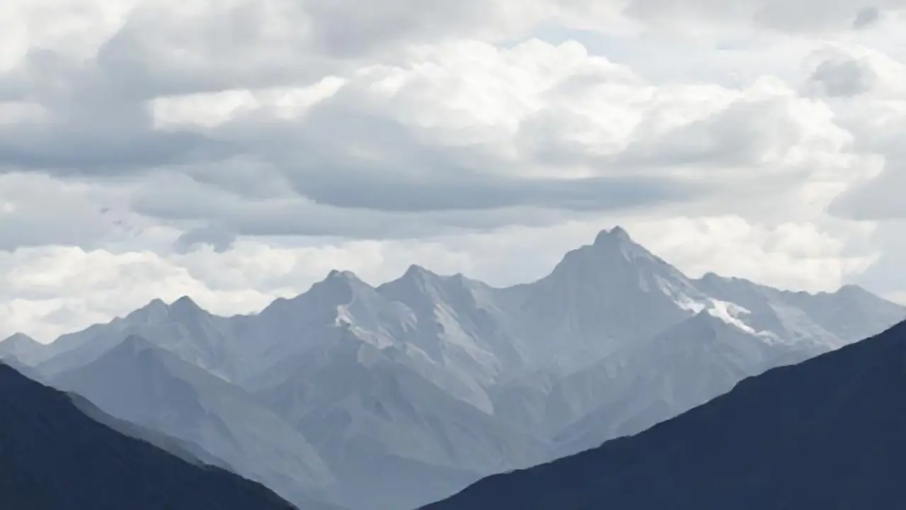 Montañas grises bajo un cielo nublado