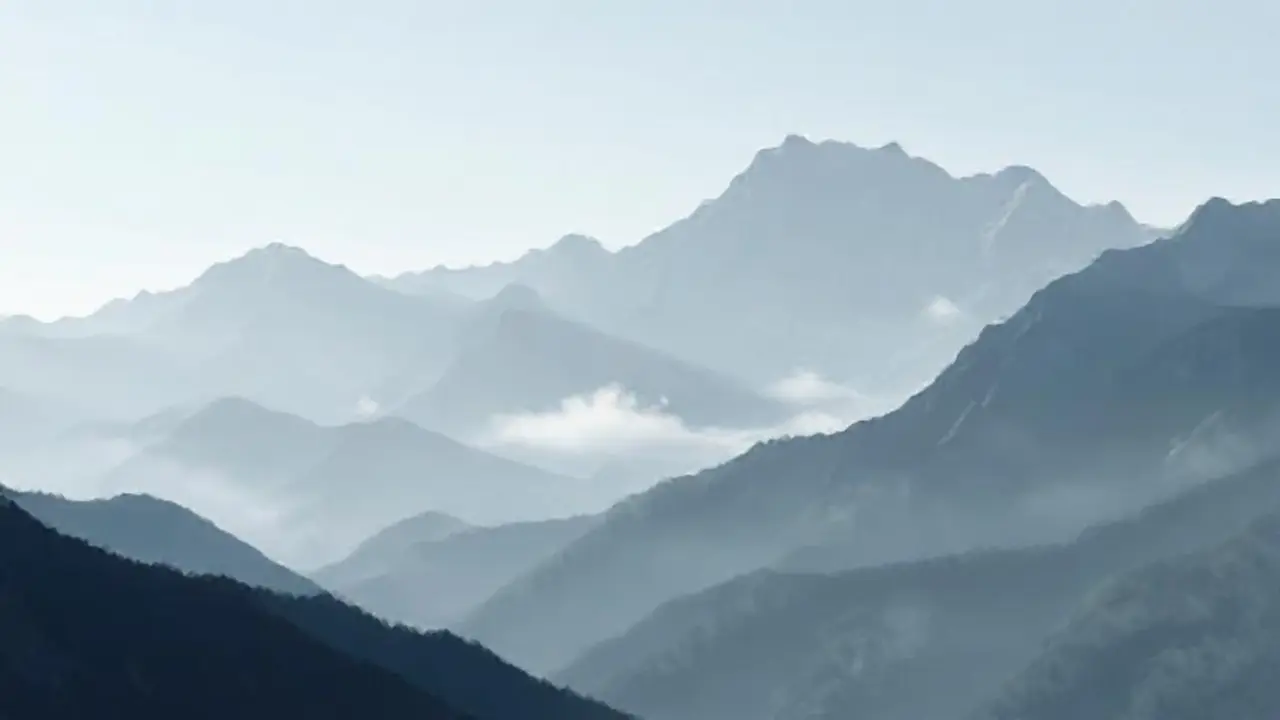 Montañas grises se desvanecen en la niebla