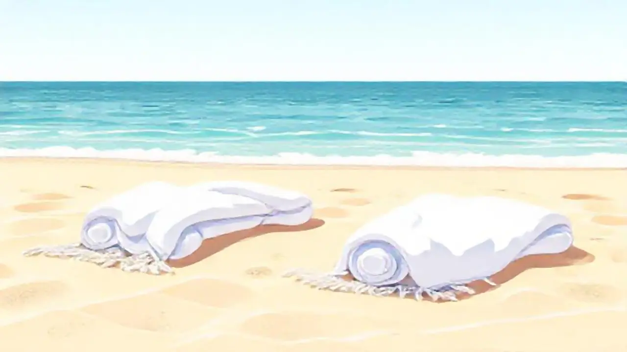 Toallas blancas limpias en la playa