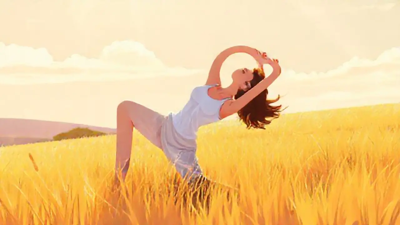 Mujer estirándose en el sol