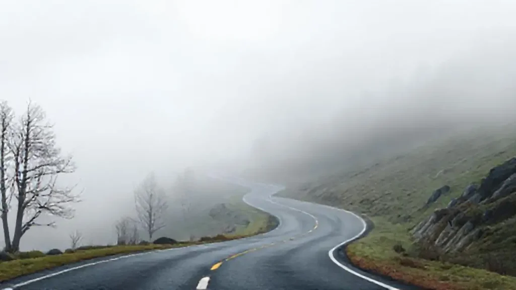 Niebla gris sobre la carretera