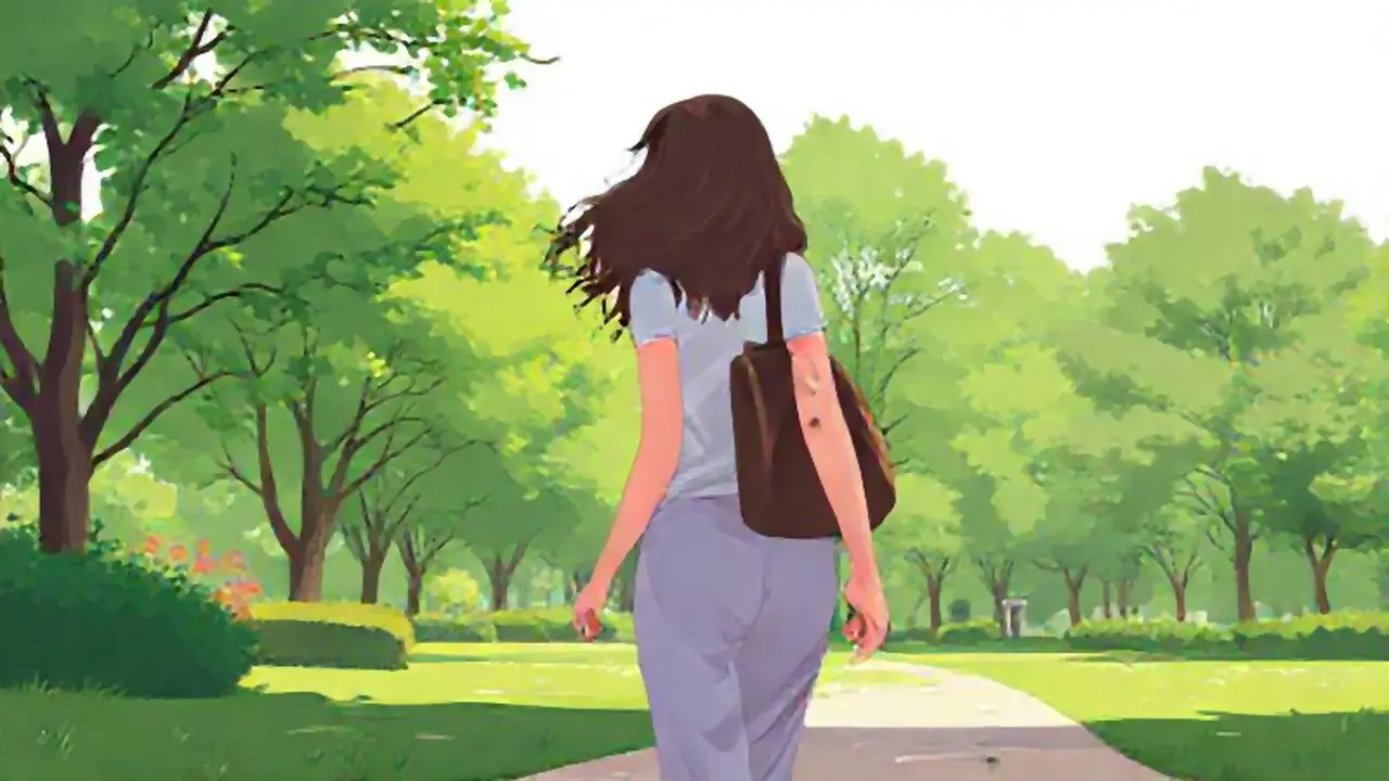 Mujer pasea en el parque verde