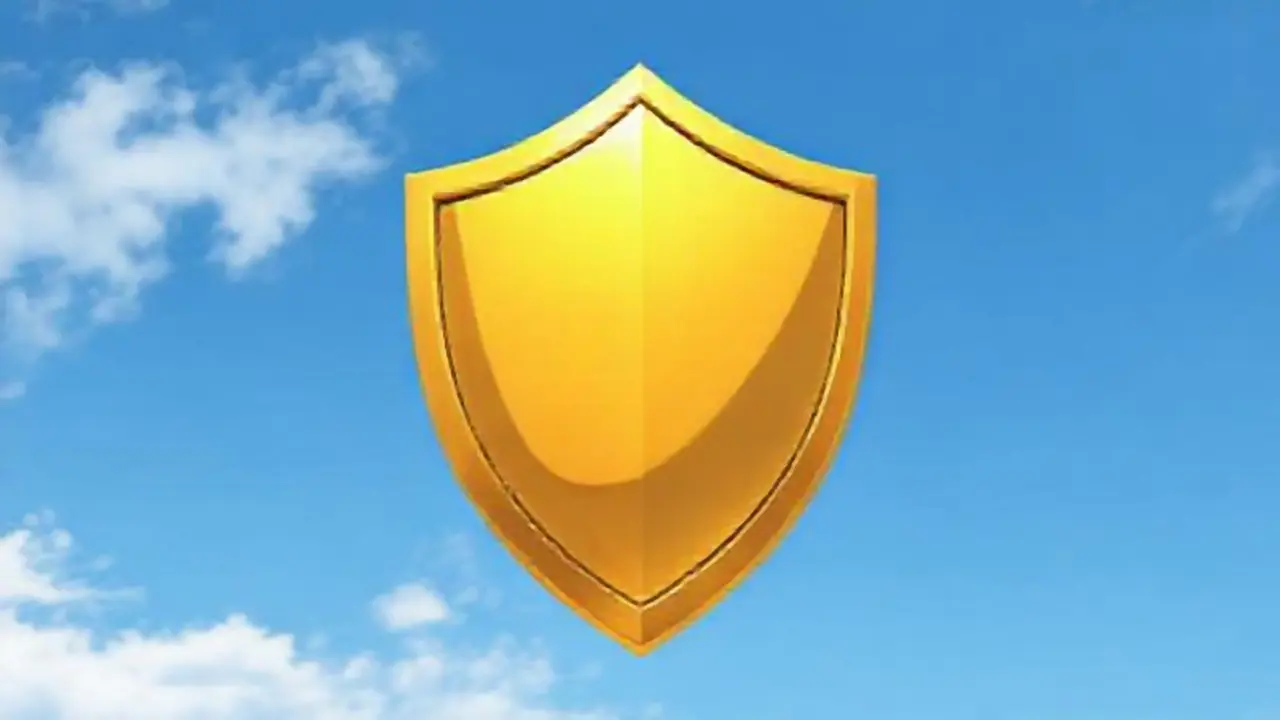 Escudo dorado contra el cielo azul