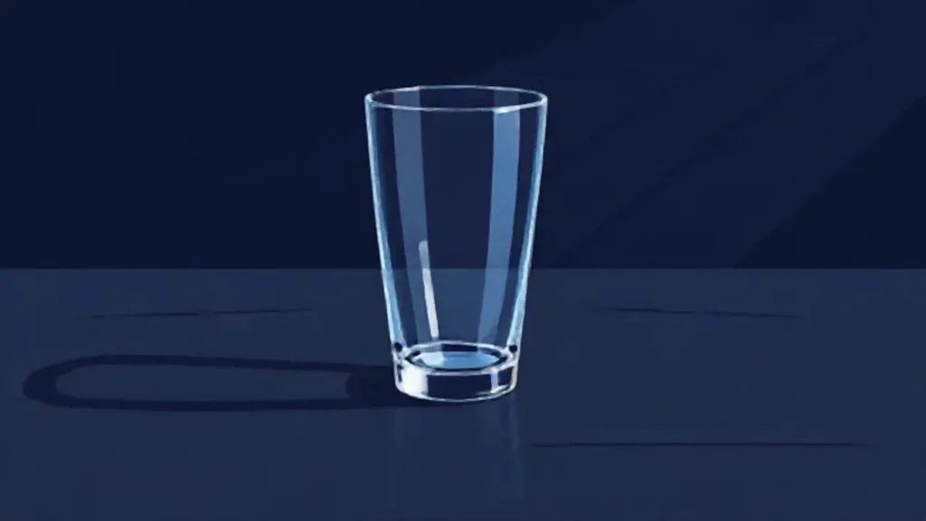 Un vaso vacío sobre una mesa oscura