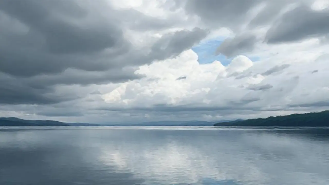 Nubes grises sobre un lago tranquilo