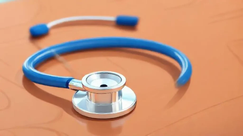 Un estetoscopio azul descansa sobre una mesa de madera