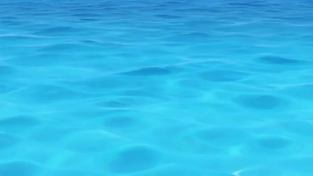 Agua azul y olas tranquilas