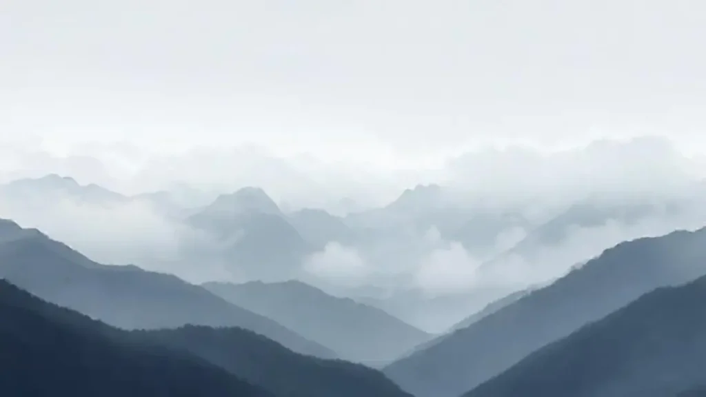 Montañas grises ocultas en la niebla