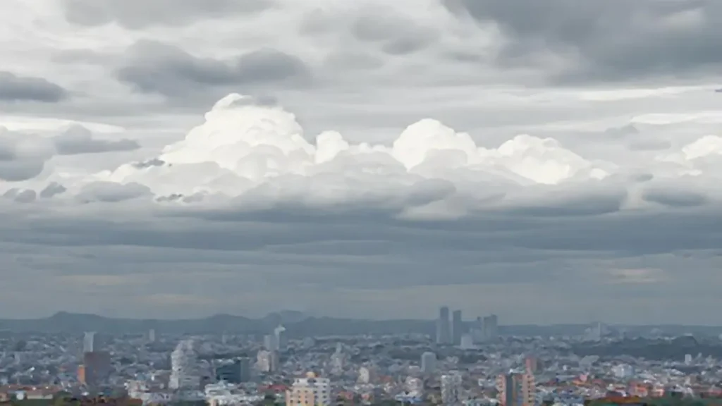 Cielo gris sobre la ciudad