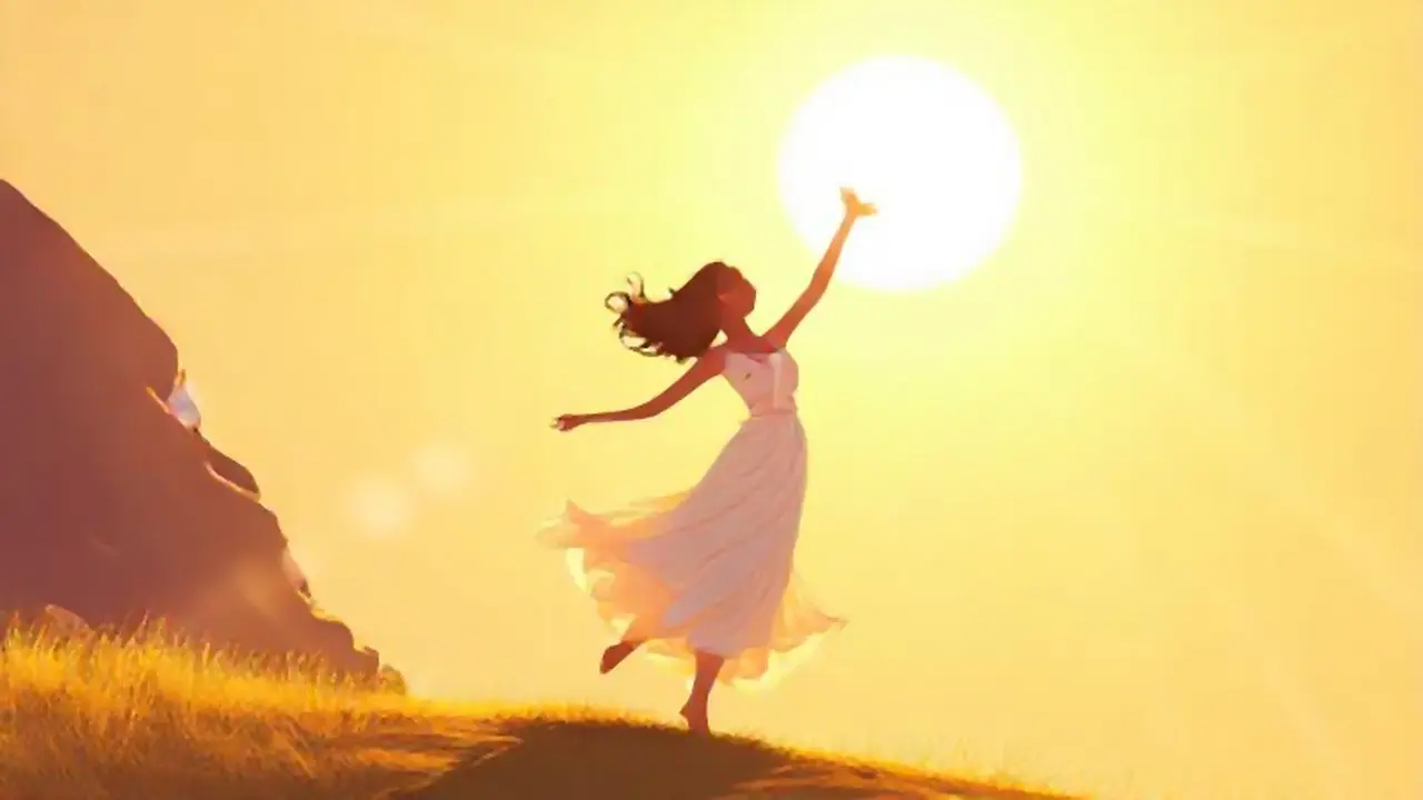 Mujer baila al sol