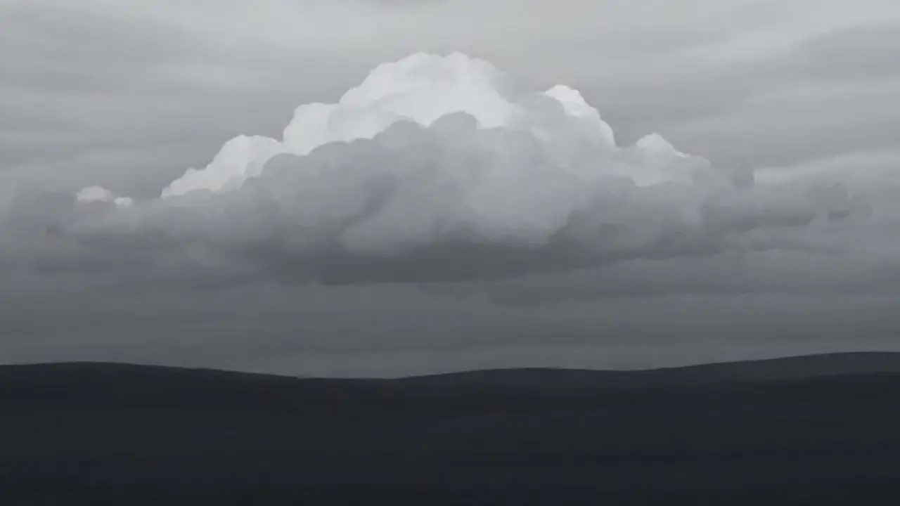 Nube gris sobre campo oscuro