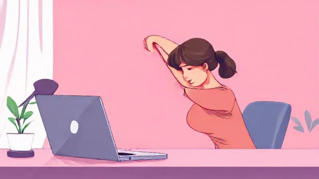 Mujer estirándose frente a una computadora