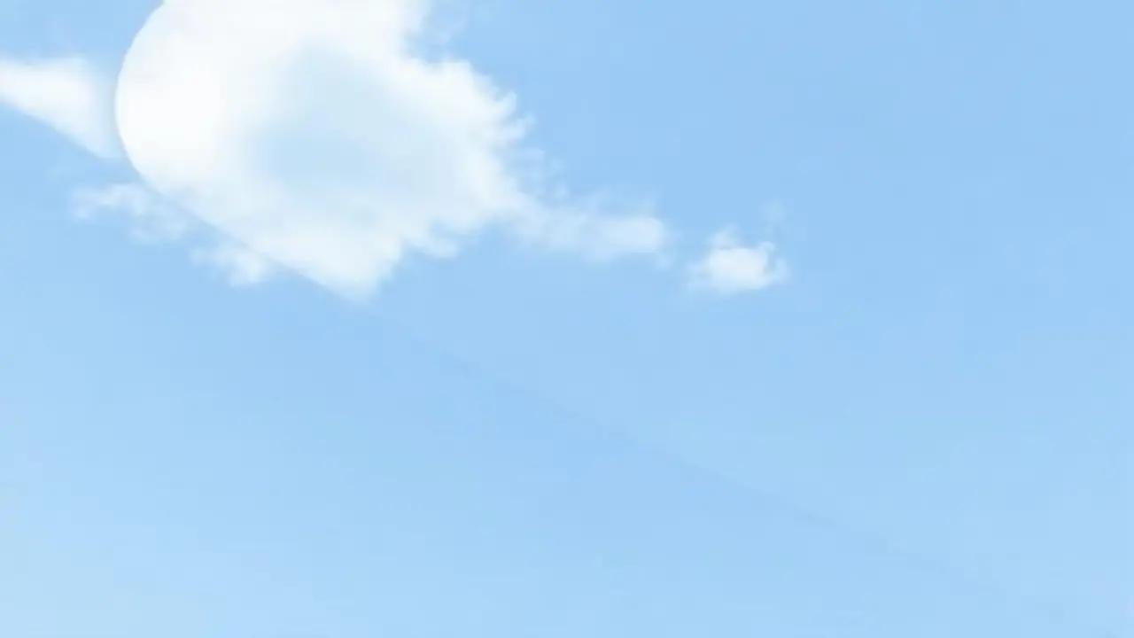 El cielo azul se refleja en una pantalla gris