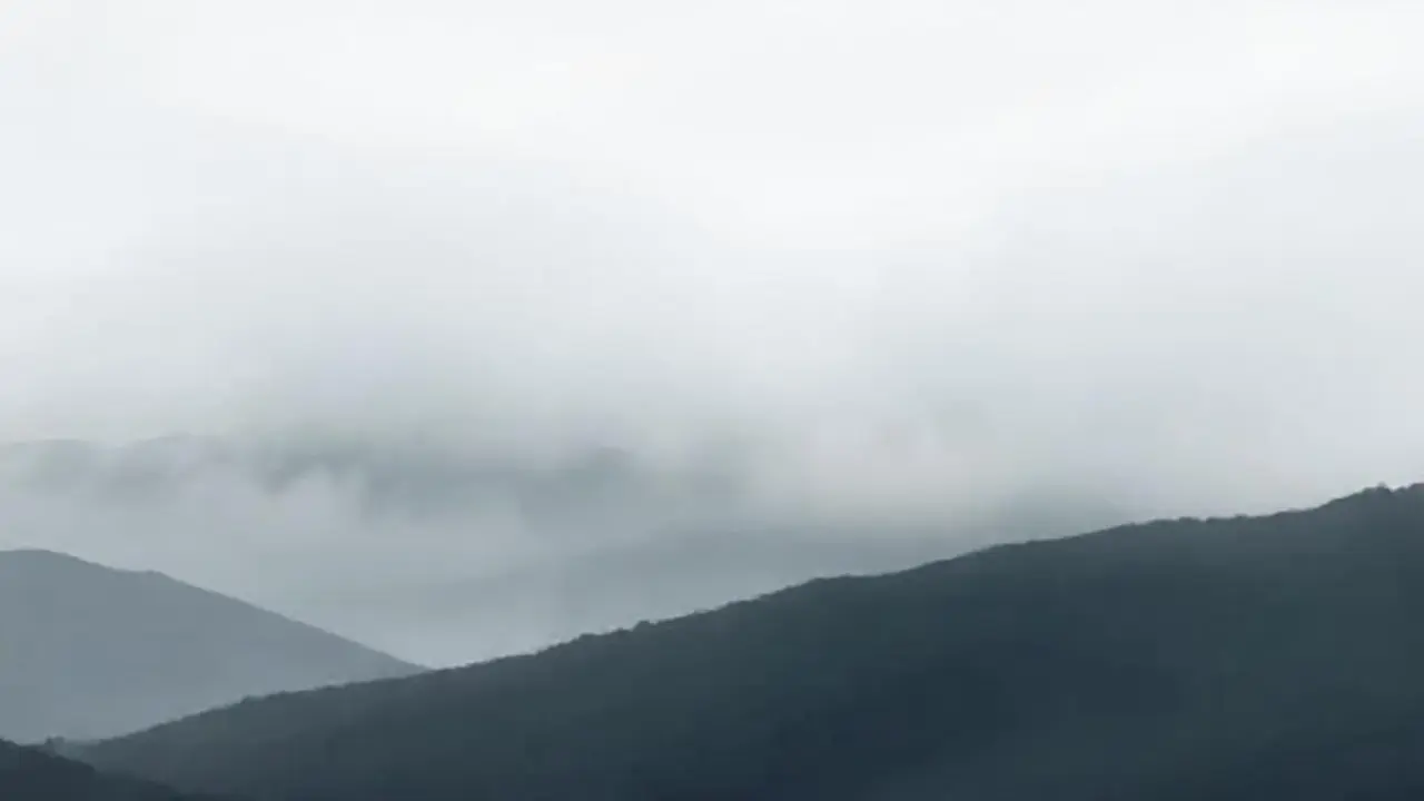 Niebla gris cubre colinas oscuras