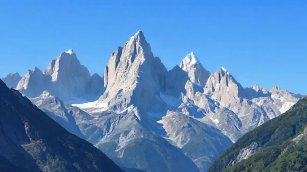 Montañas altas reflejan el cielo azul