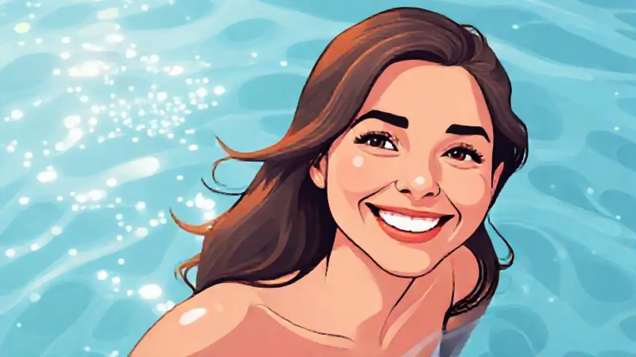 Mujer sonriente junto a agua brillante