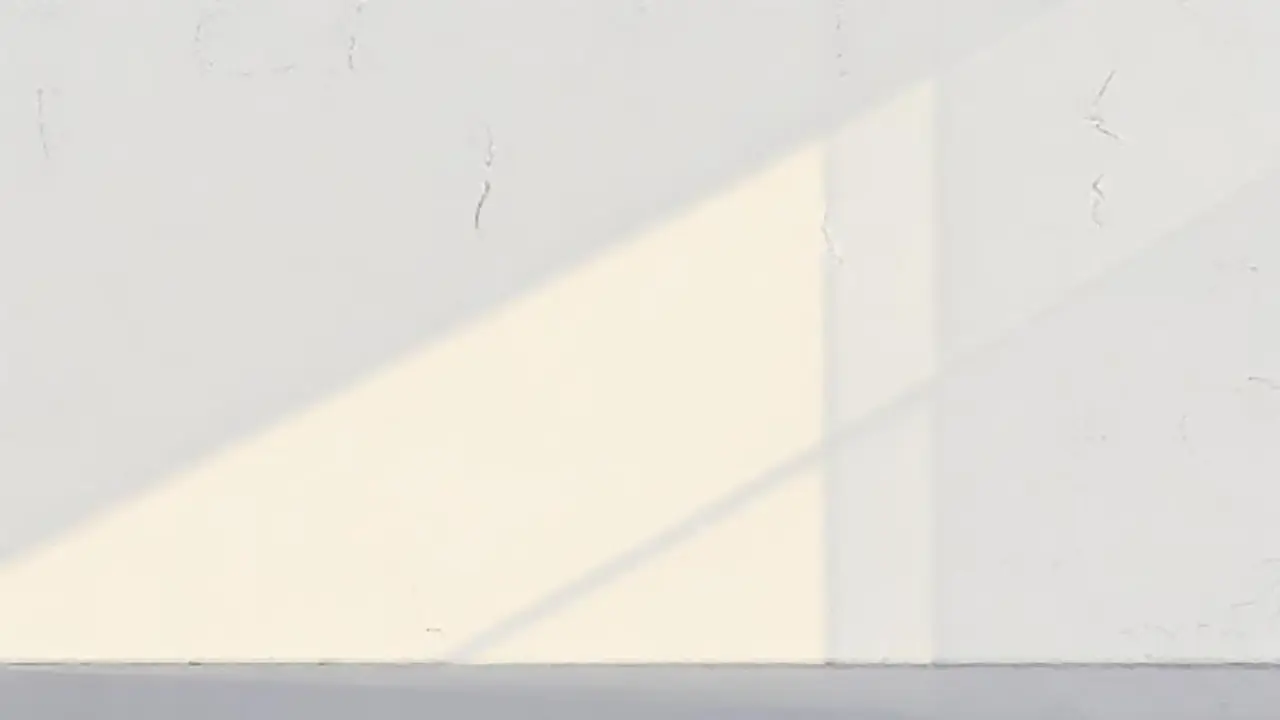 Pared gris, luz suave