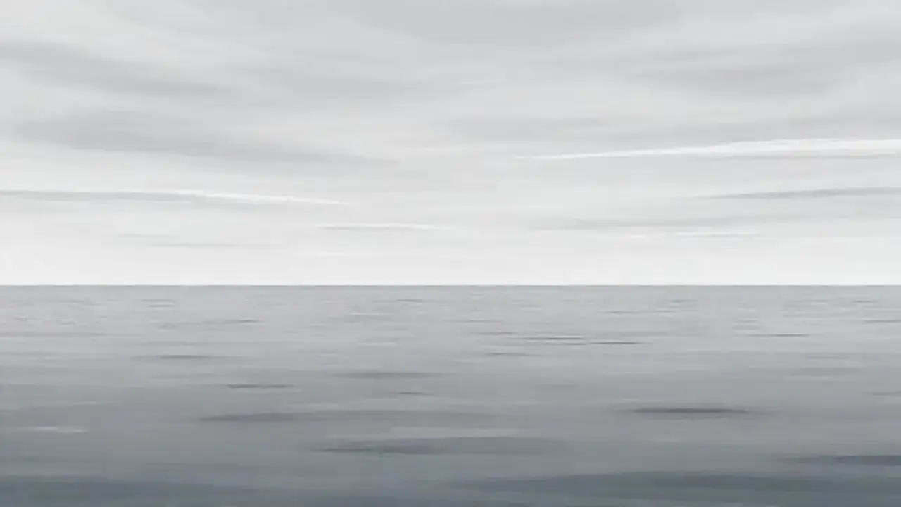 Cielo gris sobre agua quieta
