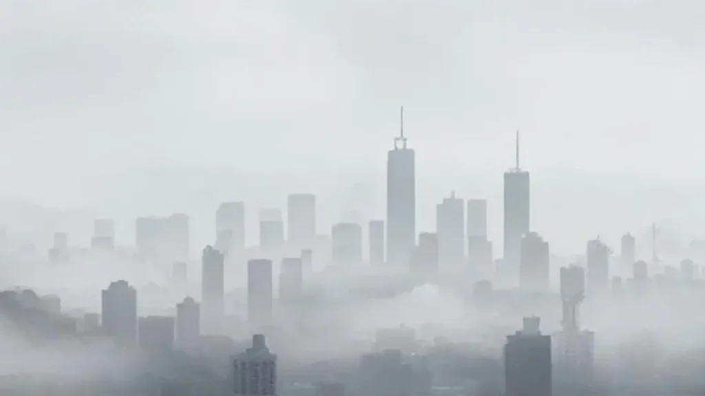 La ciudad gris se desvanece en la niebla