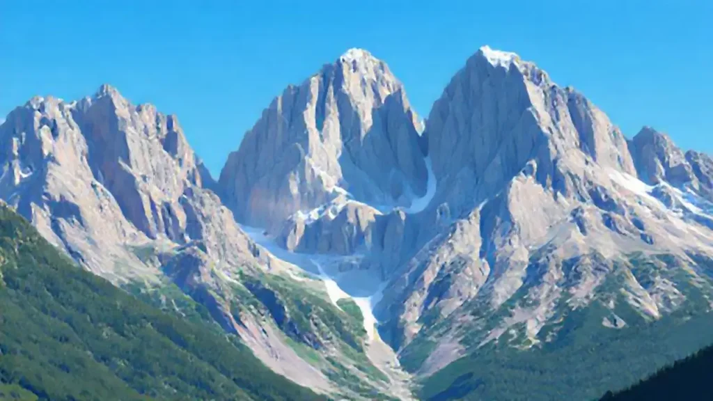 Montañas altas bajo un cielo azul
