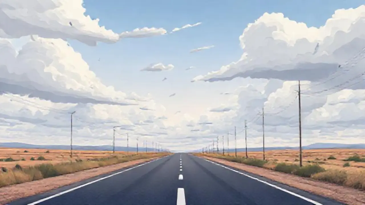 Nubes grises sobre una carretera vacía