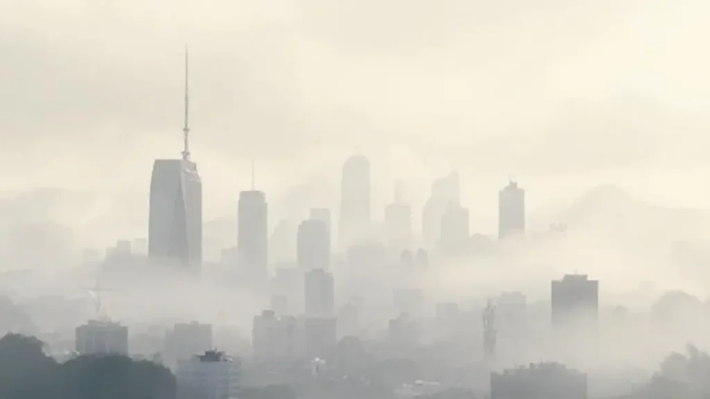La ciudad gris se oculta en la neblina