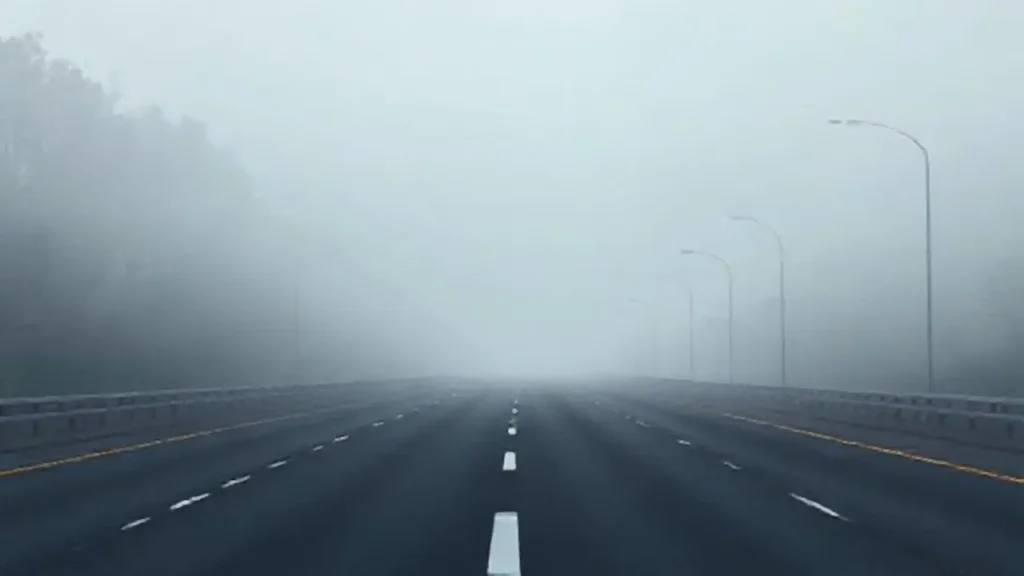 Niebla gris en la carretera vacía